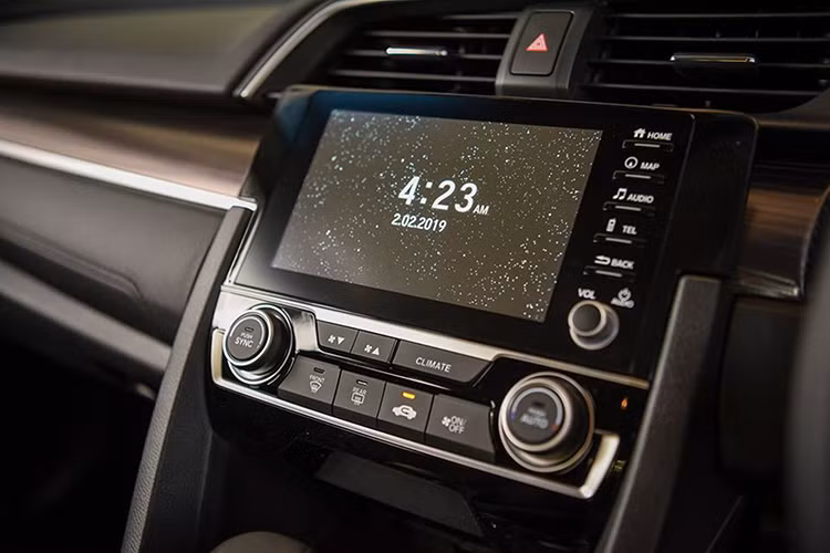 Hiện chưa rõ Honda Civic 2019 tại Việt Nam có được trang bị hệ thống an toàn Honda Sensing như xe ở Thái Lan hay không. Hệ thống này bao gồm tính năng phanh giảm thiểu va chạm, kiểm soát hành trình thích ứng, hỗ trợ giữ làn đường, giảm thiểu chệch làn đường, cảnh báo chệch làn đường và đèn pha tự động.