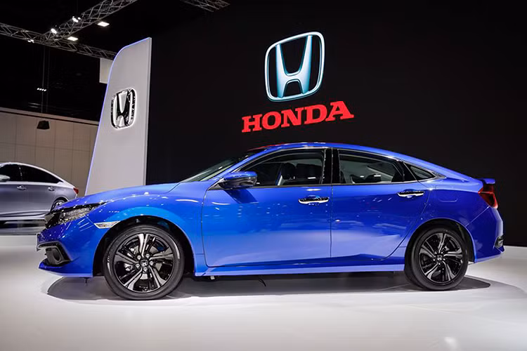 Nếu mẫu giá xe Honda Civic RS 2019 tại Việt Nam rơi vào khoảng 923 triệu đồng thì nó sẽ đắt hơn phiên bản Civic L tầm 30 triệu đồng và Civic RS sẽ là phiên bản đắt nhất trong danh mục sản phẩm Civic mà Honda Việt Nam đang phân phối trên thị trường hiện nay.