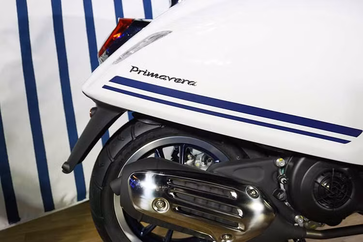 Ngoài ra, cổng sạc điện thoại và các thiết bị điện tử khác cũng xuất hiện trên xe dành cho người lái khi di chuyển, hệ thống chống bó cứng phanh ABS trên bánh trước đảm bảo điều khiển xe an toàn trong mọi điều kiện.