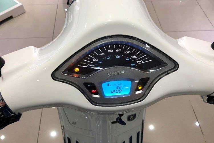 Logo “Yacht Club” là một chi tiết độc đáo được đính dưới mép bên phải của nắp ngăn chứa đồ yếm xe. Những nét chấm phá tinh tế nổi bật trên nền trắng của bức tranh Vespa là logo “Yacht Club” dập nổi trên cốp đựng đồ phía trước, cà vạt màu xanh nhám mạ crome, đường sọc xanh đặc trưng chạy dọc thân xe. 