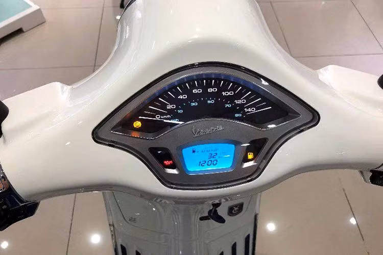 Logo “Yacht Club” là một chi tiết độc đáo được đính dưới mép bên phải của nắp ngăn chứa đồ yếm xe. Những nét chấm phá tinh tế nổi bật trên nền trắng của bức tranh Vespa là logo “Yacht Club” dập nổi trên cốp đựng đồ phía trước, cà vạt màu xanh nhám mạ crome, đường sọc xanh đặc trưng chạy dọc thân xe. 