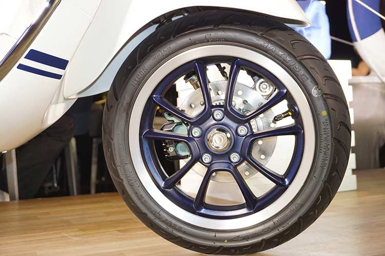 Các tính năng an toàn của xe như hệ thống khóa từ chống trộm, chân chống bên an toàn với chức năng chống khởi động nhắc nhở người dùng gạt chân chống trước khi vận hành. Bánh xe 12inch, giảm xóc trước dạng giảm chấn thủy lực đơn hiệu ứng kép kết hợp với lò xo ống lồng là đặc điểm điển hình chỉ có ở Vespa đảm bảo sự an toàn cao cho người sử dụng.