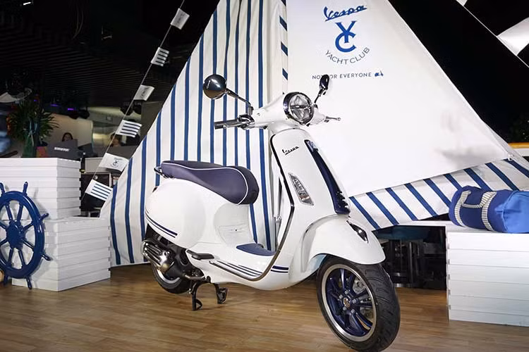 Vespa Primavera Yacht Club 2018 ra mắt thế giới lần đầu tại triển lãm EICMA 2017 đã gây được sự chú ý về nét thẩm mỹ rất riêng khi hướng tới màu sắc đặc trưng của những chiếc du thuyền sang trọng. Chiếc xe ga của Piaggio này được sản xuất nhằm hướng đến kỷ niệm 50 năm dòng xe Primavera của hãng trên thị trường toàn cầu.