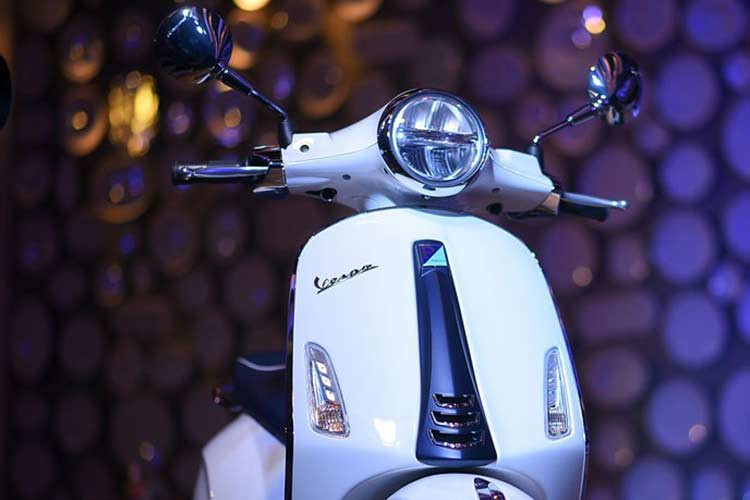 Phiên bản đặc biệt của mẫu xe ga Primavera Yacht Club nổi bật với thiết kế tem màu xanh đặc trưng kết hợp hài hòa cùng đường vân nổi và viền trắng cá tính nổi bật trên nền xe màu trắng huyền thoại. Xe có phần đèn pha dạng led hiện đại phong cách mới, nhưng vẫn mang đậm nét truyền thống của Piaggio Vespa.