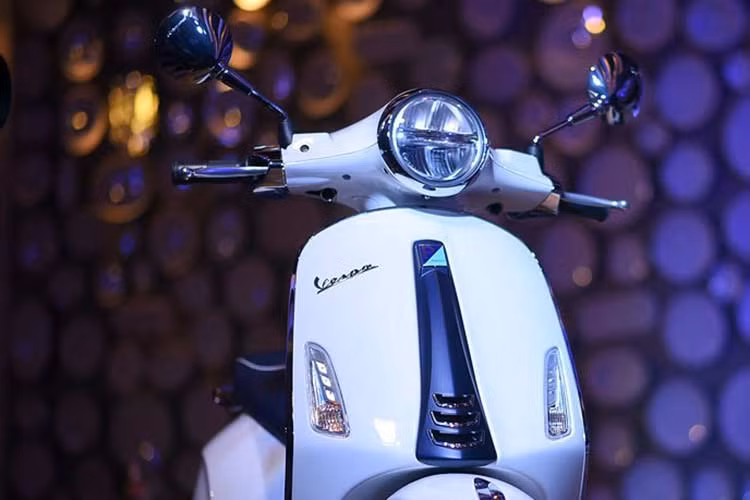 Phiên bản đặc biệt của mẫu xe ga Primavera Yacht Club nổi bật với thiết kế tem màu xanh đặc trưng kết hợp hài hòa cùng đường vân nổi và viền trắng cá tính nổi bật trên nền xe màu trắng huyền thoại. Xe có phần đèn pha dạng led hiện đại phong cách mới, nhưng vẫn mang đậm nét truyền thống của Piaggio Vespa.