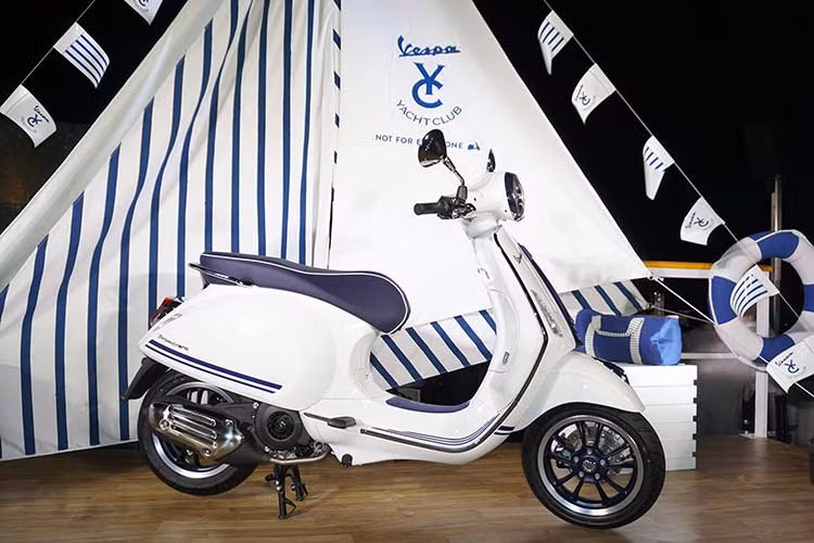 Vespa Primavera không chỉ là một mẫu xe huyền thoại mà còn là một trong những mẫu xe tạo nên thành công rộng khắp trong lịch sử Vespa. Vespa Primavera thừa hưởng những sự tươi trẻ và hứng khởi của cuộc sống từ những dòng xe huyền thoại trước đó. Mẫu xe này hiện có giá chính hãng 77,5 triệu đồng tại Việt Nam.