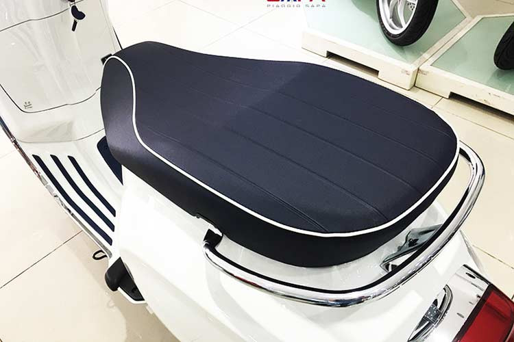 Ngoài ra, yên xe cũng có họa tiết các sọc đặc trưng kiểu trang trí ở các du thuyền hay thuyền buồm, đây là lần đầu tiên Vespa có kiểu thiết kế yên độc đáo này. Các chi tiết khác ở viền bánh xe xanh nhám nổi ánh nhũ cùng miếng lót chân bằng cao su xanh sang trọng hơn so với bản thường.