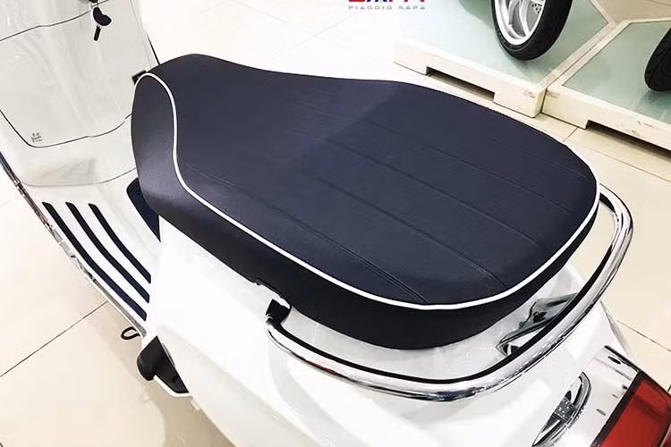 Ngoài ra, yên xe cũng có họa tiết các sọc đặc trưng kiểu trang trí ở các du thuyền hay thuyền buồm, đây là lần đầu tiên Vespa có kiểu thiết kế yên độc đáo này. Các chi tiết khác ở viền bánh xe xanh nhám nổi ánh nhũ cùng miếng lót chân bằng cao su xanh sang trọng hơn so với bản thường.