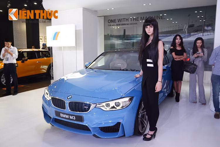 Trưng bày tại gian hàng của BMW gồm chuỗi tám (08) mẫu xe sang, thuộc nhiều phân khúc đa dạng: Sedan, MPV, đến SUV, và cả Motorsport, hướng đến nhiều nhóm đối tượng khách hàng khác nhau.