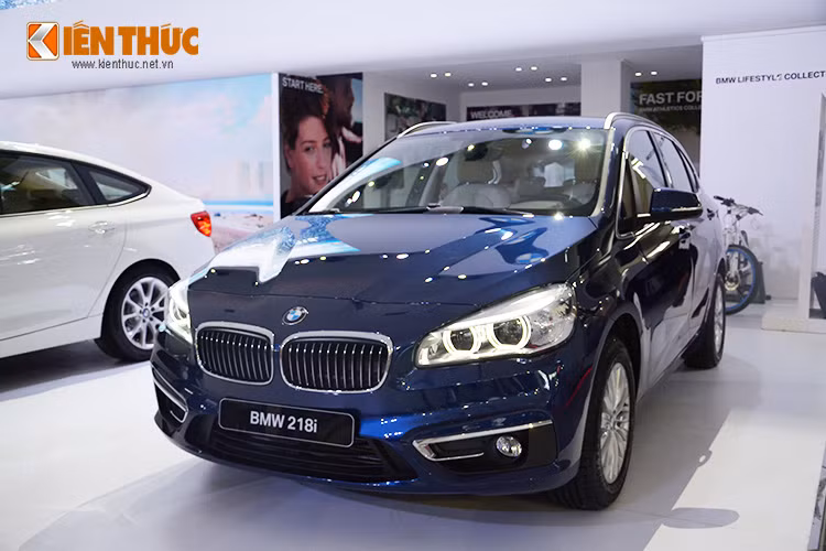 BMW đã thiết đãi các "thực khách" tham quan gian hàng của mình với 8 mẫu xe đa dạng từ dòng xe du lịch Series 2 Active Tourer, các mẫu xe địa hình uy lực X3, X5, X6...