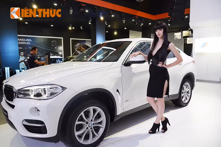 Bên cạnh tân Hoa hâu và Á hậu hoàn vũ 2015, dàn người mẫu chuyên nghiệp nước ngoài cũng mang lại nét tươi mới đậm chất Châu Âu cho gian hàng của BMW tại triển lãm lần này. 