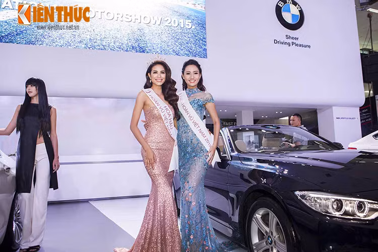 Cả hai người đẹp đã thu hút gần như toàn bộ ánh nhìn của khách thăm quan cũng như giới truyền thông khi bước ra và sánh bước bên các mẫu xe sang trọng của BMW.