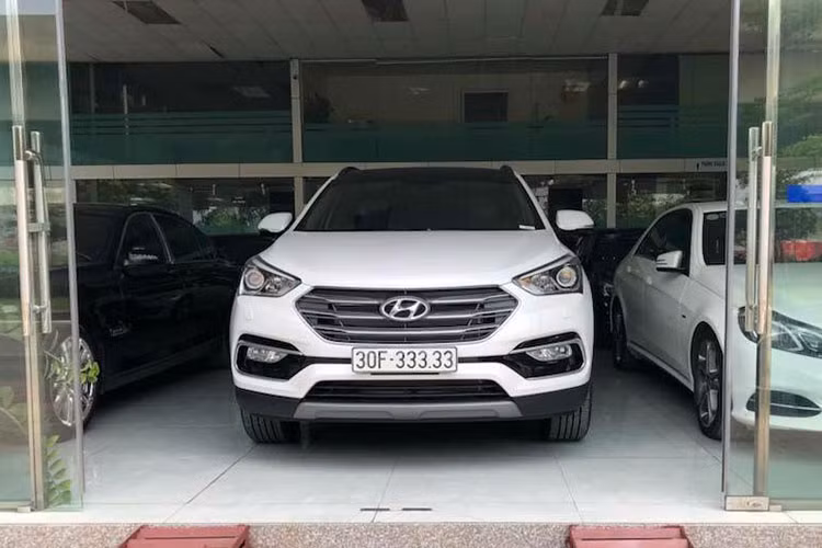 Ngày 22/8 vừa qua, một người mua xe Hyundai Santafe mới bản máy xăng tại đại lý chính hãng ở Hà Nội đã bất ngờ bốc trúng biển số 30F-33.333. Đây là biển "ngũ quý 3" đầu biển 30 thứ đầu tại thủ đô. Trước đó cũng có một chiếc Santa Fe tương tự bốc trúng biển "ngũ quý 2" cũng đầu 30F.