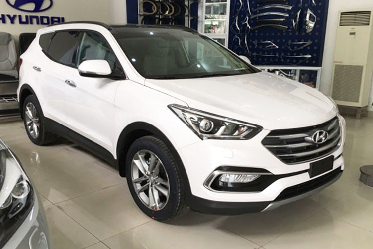 Mẫu xe Santafe đang bán ra tại Việt Nam được Hyundai Thành Công lắp ráp tại nhà máy Ninh Bình trên dây chuyền công nghệ được chuyển giao trực tiếp từ Hàn Quốc. Hiện mức giá xe Hyundai Santafe 2018 được bán ra trên thị trường niêm yết từ khoảng 898 triệu đồng cho bản máy xăng 2.4 cho đến 1,70 tỷ đồng cho bản máy dầu đặc biệt.