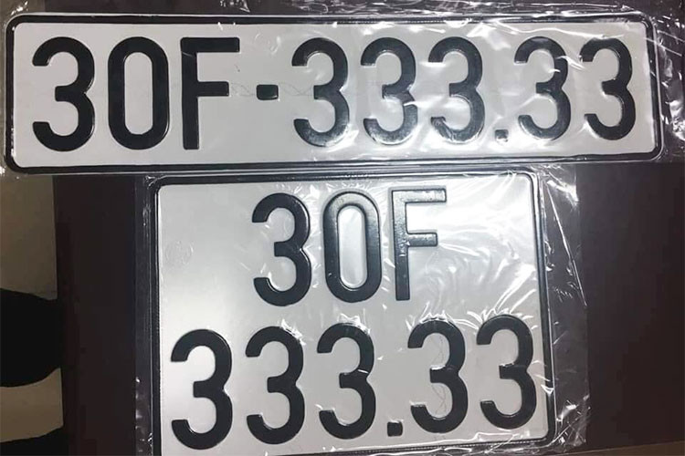 Hyundai Santafe tại Việt Nam sở hữu thiết kế “Storm Edge” (Biên bão) nhưng Hyundai đã thay đổi lại một số chi tiết để khiến chiếc xe trông mới mẻ hơn. Xe được trang bị đèn pha xenon projector dạng tròn cùng lưới tản nhiệt hình lục giác đặc trưng mạ chrome được thiết kế lại, khiến chiếc xe mang hình dáng hiện đại hơn.