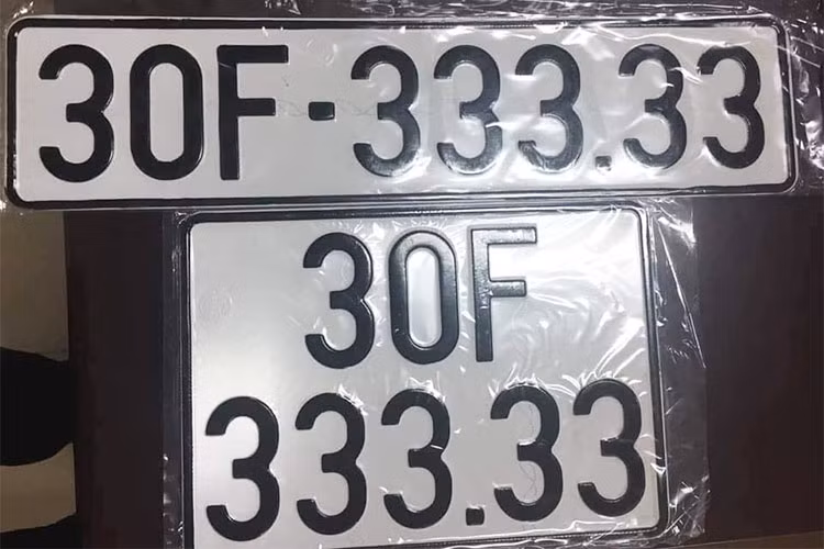 Hyundai Santafe tại Việt Nam sở hữu thiết kế “Storm Edge” (Biên bão) nhưng Hyundai đã thay đổi lại một số chi tiết để khiến chiếc xe trông mới mẻ hơn. Xe được trang bị đèn pha xenon projector dạng tròn cùng lưới tản nhiệt hình lục giác đặc trưng mạ chrome được thiết kế lại, khiến chiếc xe mang hình dáng hiện đại hơn.