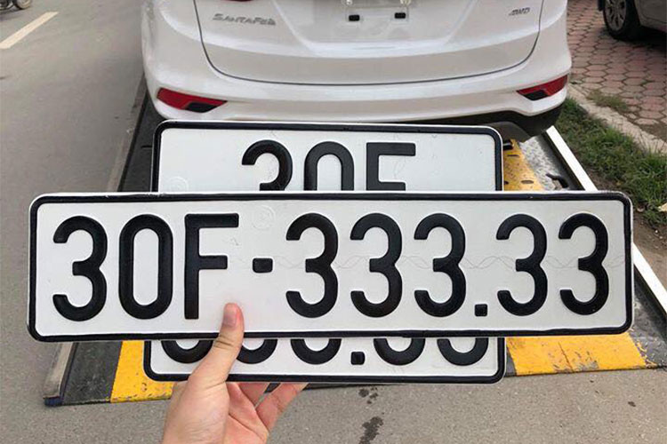 Theo chia sẻ của không ít người chủ xe ôtô bấm được biển đẹp cho hay, thủ thuật "bốc biển" là chờ tới một đầu biển nào đó (ví dụ như Hà Nội hiện tại là 33x.xx, cũng có thể canh đến 333.xx), sau đó đến bấm. Hai chữ số cuối sẽ quyết định chủ xe đó có "bàn tay vàng" hay không.