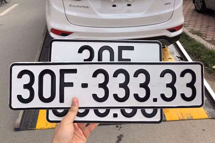 Theo chia sẻ của không ít người chủ xe ôtô bấm được biển đẹp cho hay, thủ thuật "bốc biển" là chờ tới một đầu biển nào đó (ví dụ như Hà Nội hiện tại là 33x.xx, cũng có thể canh đến 333.xx), sau đó đến bấm. Hai chữ số cuối sẽ quyết định chủ xe đó có "bàn tay vàng" hay không.