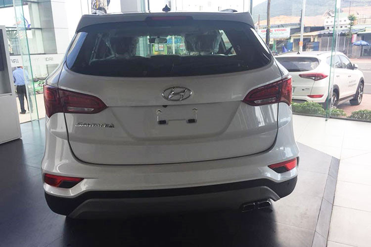 Mẫu xe Hyundai SantaFe 2018 phiên bản lắp ráp tại thị trường Việt Nam được trang bị hệ dẫn động 2WD cho phiên bản tiêu chuẩn và dẫn động 4 bánh 4WD cho phiên bản đặc biệt. Bên cạnh đó 2 phiên bản máy xăng và máy dầu cũng có những cải tiến về động cơ để tăng hiệu suất.