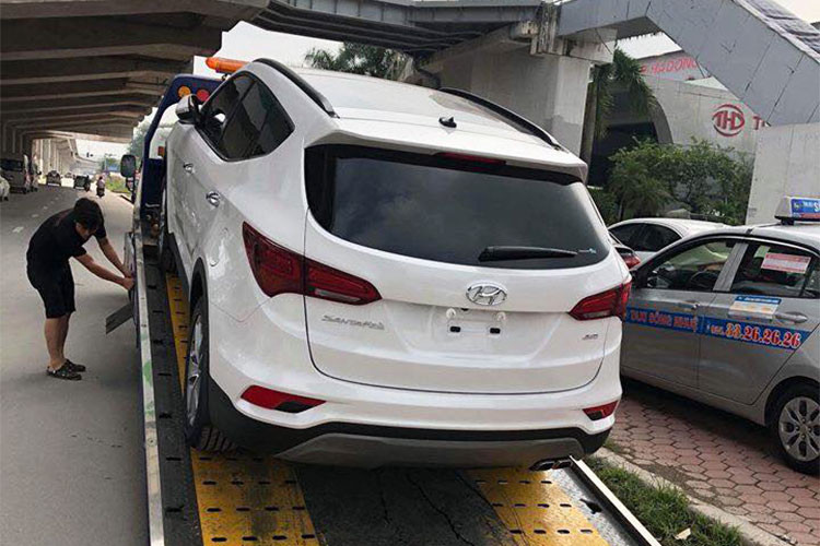 Ngay sau khi đăng tải lên mạng xã hội, chiếc xe Santafe biển ngũ quý 3 máy xăng trong bài viết này đã được một số người định giá tầm hơn 2 tỷ đồng. Tuy nhiên, ngay sau đó trên mạng xã hội đã bất ngờ xuất hiện thông tin rao bán chiếc xe này với mức giá lên đến 2,5 tỷ đồng - tức là cao hơn chiếc xe mới đập hộp lên tới hơn 1,5 tỷ đồng.