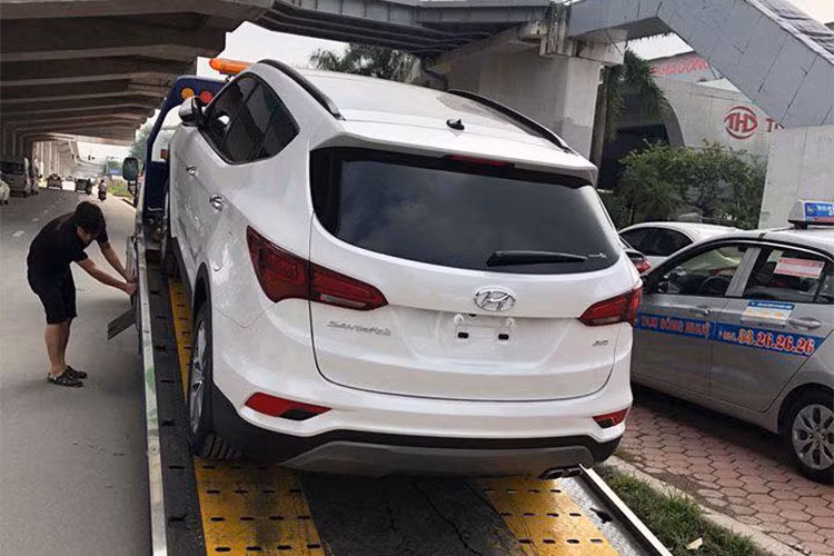 Ngay sau khi đăng tải lên mạng xã hội, chiếc xe Santafe biển ngũ quý 3 máy xăng trong bài viết này đã được một số người định giá tầm hơn 2 tỷ đồng. Tuy nhiên, ngay sau đó trên mạng xã hội đã bất ngờ xuất hiện thông tin rao bán chiếc xe này với mức giá lên đến 2,5 tỷ đồng - tức là cao hơn chiếc xe mới đập hộp lên tới hơn 1,5 tỷ đồng.