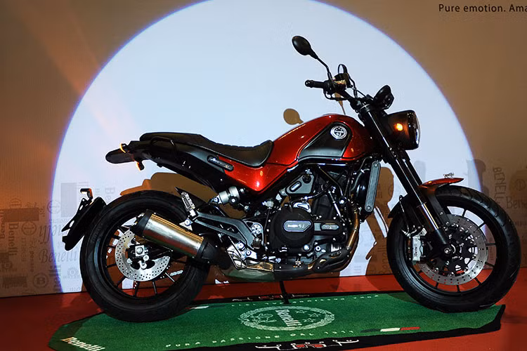 Đối với Leoncino 500 vừa được Benelli Việt Nam giới thiệu vào đúng thời điểm 67 năm kể từ khi chiếc Leoncino lần đầu tiên đến tay khách hàng. Benelli Leoncino 500 được thiết kế bởi Stefano Casanova và Centro Stile, một công ty chuyên thiết kế xe máy, xe hơi va du thuyền, từng hợp tác với các thương hiệu danh tiếng như Lamborghini, Fiat.