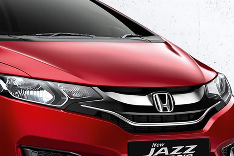 Cụm đèn chiếu sáng phía trước thiết kế nối liền với mặt ca-lăng 3 thanh nan. Logo chữ H cũng được gắn phía trước. Đèn sương mù của xe dạng cầu nằm sâu trong khe với lưới tổ ong giả hút gió và đèn báo rẽ tích hợp ở gương chiếu hậu. Cản trước của xe được thiết kế cùng hốc gió rộng.