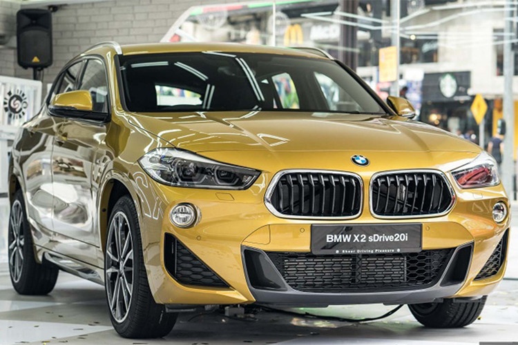 Tại Malaysia, BMW X2 phiên bản sDrive20i sử dụng hệ dẫn động cầu trước (FWD) được nhập khẩu nguyên chiếc (CBU) có giá bán chưa bao gồm bảo hiểm là 320.800RM (khoảng 1,86 tỷ đồng). Giá bán của X2 nhập khẩu đắt hơn 90.000 RM (khoảng 528 triệu đồng) so với ''người anh em'' X1 phiên bản sDrive20i lắp ráp (CKD) tại Malaysia đang có giá bán 230.800 RM (khoảng 1,34 tỷ đồng).