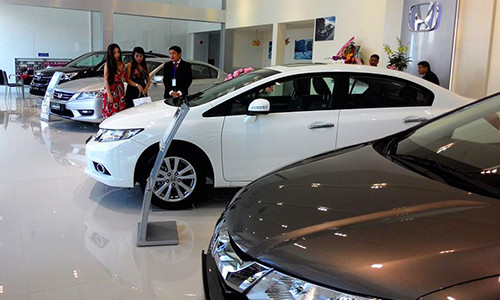 Hang loat xe oto noi, ngoai van xep hang cho khach