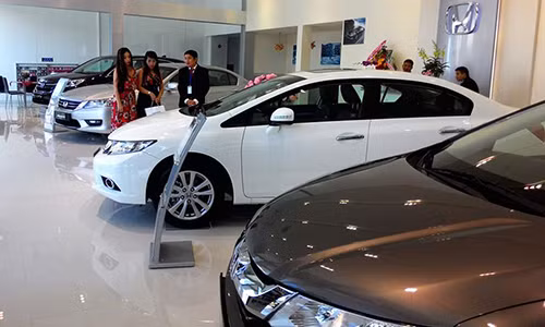 Hang loat xe oto noi, ngoai van xep hang cho khach