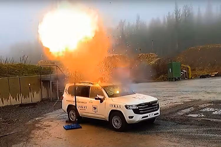 Toyota Land Cruiser 2022 boc thep 