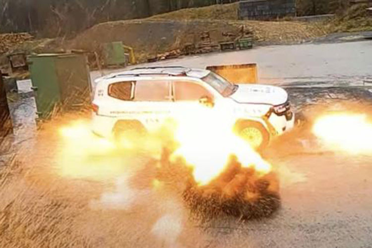 Toyota Land Cruiser 2022 boc thep 