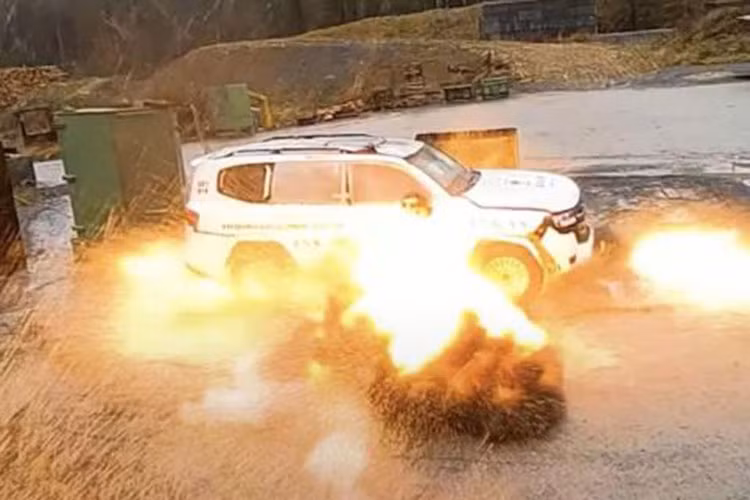 Toyota Land Cruiser 2022 boc thep 