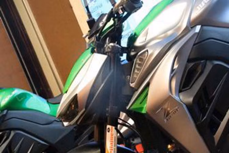 Từ các bức ảnh, có vẻ như không khó khăn để nhận ra màu sắc, tầm vóc của chiếc Z1000 ở cái nhìn đầu tiên. Cụ thể, phần đầu xe của chiếc JIAJUE N19 được thiết kế giống y hệt siêu phẩm naked-bike Kawasaki Z1000 phiên bản mới đang được bán ra trên toàn thế giới hiện nay.