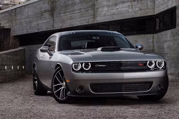 Là mẫu xe cơ bắp thứ 2 trong danh sách này, Dodge Challenger không sở hữu nhiều đường nét hiện đại như “người đồng hương” Corvette, thay vào đó chiếc coupe này có phần cổ điển và thô kệch hơn. Trái ngược với dáng vẻ to lớn này là khả năng cân bằng, sự nhanh nhẹn và sử dụng khối động cơ cỡ lớn vô cùng mạnh mẽ.