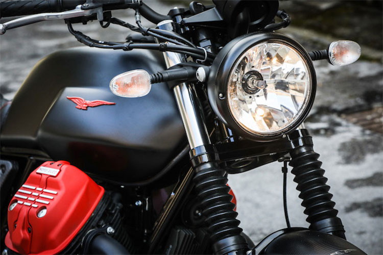 Được xem là phiên bản đặc biệt của mẫu Moto Guzzi V7 III nhưng làm mới lại. Phần đầu xe vẫn sở hữu đèn pha tròn cỏ điển với bóng sợi đột mới, xi nhan của xe được thiết kế tách rời, tay lái cao dễ dạng sử dụng...