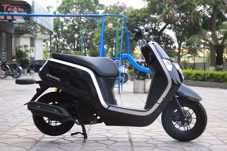 Với những lới thế nhất định, mẫu xe nhập khẩu phiên bản mới nhất Honda Dunk 2017 tại thị trường xe máy không chính hãng tại Việt Nam có giá tới 69 triệu đồng, ngang ngửa một chiếc xe tay ga hạng sang Honda SH 125i. Mức giá của mẫu xe này được xem là không dành cho số đông,chủ yếu là những người mê kiểu dáng cá tính của xe và có điều kiện về tài chính.