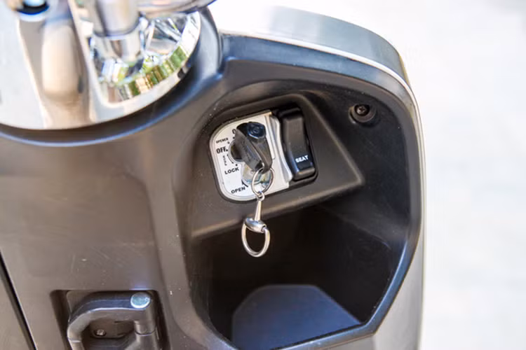 Xe sở hữu chiều cao yên chỉ 730 mm, xe phù hợp với hầu hết người Việt từ học sinh tới người trưởng thành. Ổ khoá điện dạng từ chứ không phải Smartkey như nhiều mẫu xe đời mới của Honda, phía trước người lái có một hộc chứa đồ đựng đồ dùng cá nhân kèm theo ổ xạc thiết bị di động.