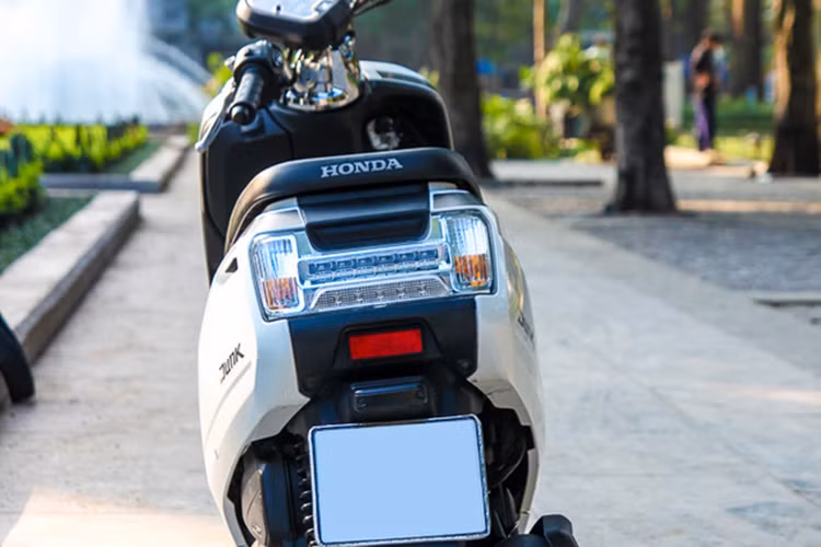 Trên mẫu xe này, các kỹ sư Honda tinh tế đến mức phần đuôi xe tạo lỗ gọn gàng thành tay nắm liền xe chứ không tách rời khỏi thân như các mẫu xe hiện tại. Đèn hậu dạng LED hình chữ nhật đặt gọn phía sau vuông vức đi kèm xi nhan, không giống xu hướng hiện nay là thu hẹp đèn.