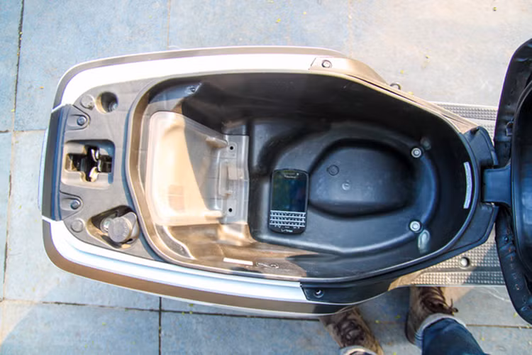 Honda Dunk đến vẫn được trang bị phanh đĩa phía trước và phanh tang trống phía sau nhưng đi kèm với bộ vành hợp kim 10 inch đa chấu chữ Y và lốp không săm kích cỡ 90/90-10. Cốp xe khá rộng có thể để vừa hai mũ bảo hiểm nửa đầu và bình xăng 4,5 lít được đặt ngay phía dưới sàn xe