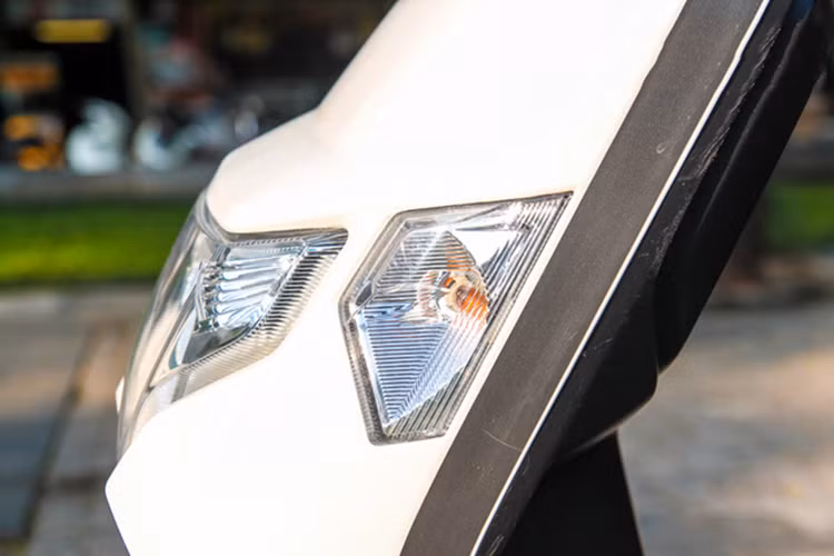 Honda Dunk sở hữu đèn pha thiết kế dạng đa giác với bóng halogen, điều đặc biệt là đèn luôn bật sáng khi khởi động động cơ giống như những phiên bản xe nhập trước đây của hãng từng xuất hiện tại thị trường xe máy Việt. Đèn xi nhan tách riêng nằm bên sườn xe thiết kế giống đèn pha.