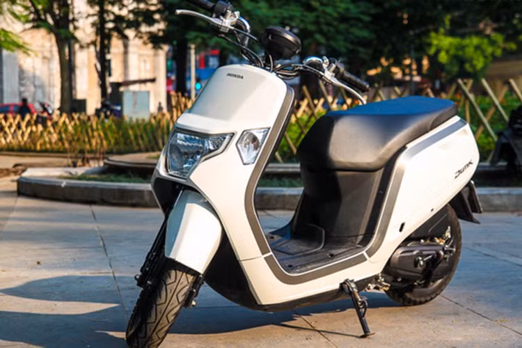 Honda Dunk được trang bị động cơ eSP mới, dung tích 50cc, phun xăng điện tử PGM-FI và làm mát bằng chất lỏng sản sinh công suất cực đại 4,4 mã lực tại 8.000v/p, và có mô-men xoắn cực đại đạt 4,1Nm tại 7.500v/p. Cùng với đó là hệ thống tự ngắt khi dừng Iding stop, mức tiêu hao nhiên liệu của mẫu xe tay ga này khá ấn tượng chỉ khoảng 1,2 lít/100km.