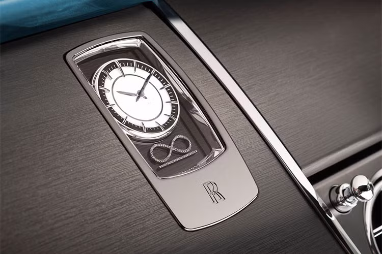 Nội thất có điểm nhấn là đồng hồ đặc trưng của thương hiệu xe Rolls-Royce với 88 viên kim cương đen nhân tạo trang trí trên giá đỡ làm bằng sợi carbon. Ngoài ra, "bầu trời sao" trên trần xe nổi tiếng của hãng cũng được tạo hình kiểu mới với 1.340 bóng quang học.