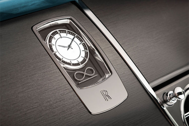 Nội thất có điểm nhấn là đồng hồ đặc trưng của thương hiệu xe Rolls-Royce với 88 viên kim cương đen nhân tạo trang trí trên giá đỡ làm bằng sợi carbon. Ngoài ra, "bầu trời sao" trên trần xe nổi tiếng của hãng cũng được tạo hình kiểu mới với 1.340 bóng quang học.