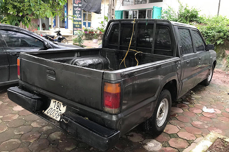 Được chào bán trên mạng xã hội, chiếc Mazda B2200 tại Việt Nam mang biển số tỉnh Phú Thọ được chủ nhân viết kèm theo lời quảng cáo "máy nổ chất, sơn vỏ mỏng dính và vẫn có thể chạy đường dài vô tư"... Đáng chú ý là mức giá chỉ 35 triệu đồng, rẻ hơn cả một chiếc xe máy tay ga Yamaha Latte 2019 mới ra mắt vừa qua.