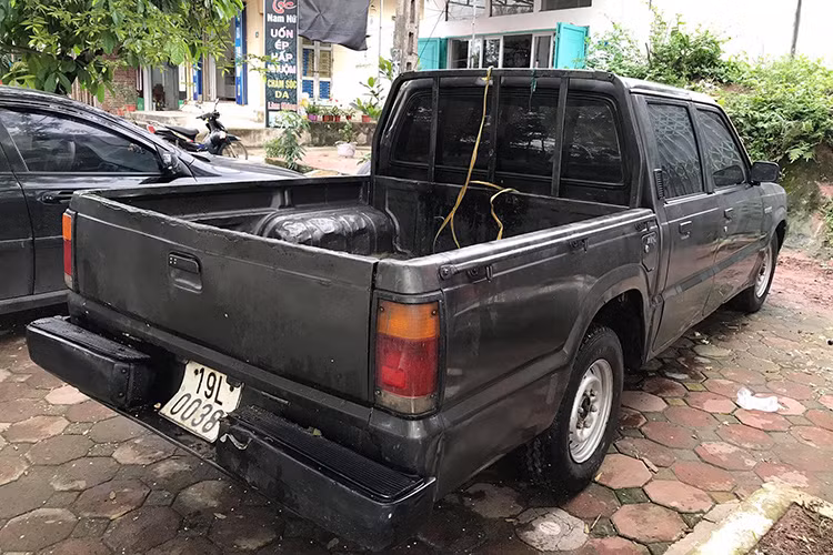 Được chào bán trên mạng xã hội, chiếc Mazda B2200 tại Việt Nam mang biển số tỉnh Phú Thọ được chủ nhân viết kèm theo lời quảng cáo "máy nổ chất, sơn vỏ mỏng dính và vẫn có thể chạy đường dài vô tư"... Đáng chú ý là mức giá chỉ 35 triệu đồng, rẻ hơn cả một chiếc xe máy tay ga Yamaha Latte 2019 mới ra mắt vừa qua.