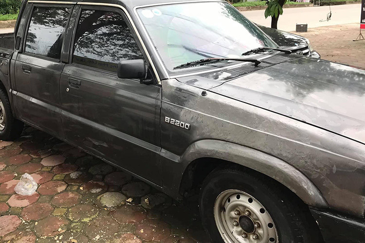 Tuy nhiên, chiếc xe chỉ còn 3 năm niên hạn, nghĩa là đăng ký lần đầu vào năm 1996 và theo nhiều người chơi xe - để tậu đống sắt vụn Mazda B2200 "đời Tống" này về chắc chắn sẽ khá mệt bởi ngoài việc tu sửa lại để lăn bánh trên phố sau đó tìm cách đăng kiểm lại sau 3 năm nữa là khá mệt.