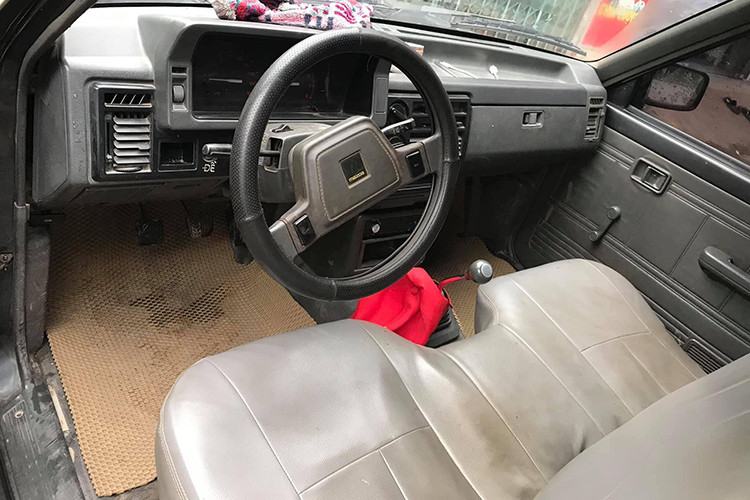 Mẫu xe bán tải Mazda B2200 được nhập khẩu từ Nhật Bản. Xe tại Việt Nam có kiểu cabin kép với 4 chỗ ngồi. Phiên bản đời cũ này trang bị động cơ xăng 4 xy-lanh, SOHC, dùng chế hòa khí, dung tích 2.2L, cho công suất 85 mã lực. Hộp số sàn và hệ dẫn động cầu sau.