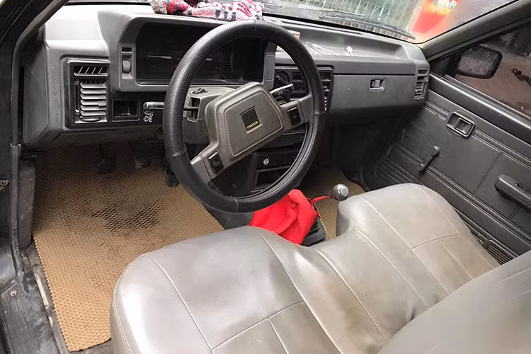 Mẫu xe bán tải Mazda B2200 được nhập khẩu từ Nhật Bản. Xe tại Việt Nam có kiểu cabin kép với 4 chỗ ngồi. Phiên bản đời cũ này trang bị động cơ xăng 4 xy-lanh, SOHC, dùng chế hòa khí, dung tích 2.2L, cho công suất 85 mã lực. Hộp số sàn và hệ dẫn động cầu sau.