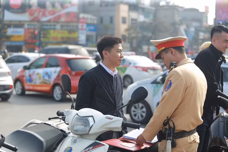 Su dung oto, xe may quen giay to chiu muc phat bao nhieu?